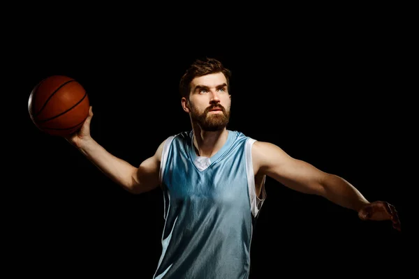 Retrato de jogador de basquete visando — Fotografia de Stock