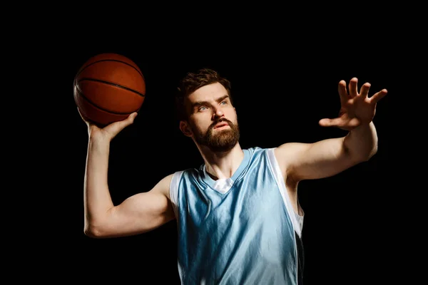 Jogador de basquete prestes a atirar — Fotografia de Stock