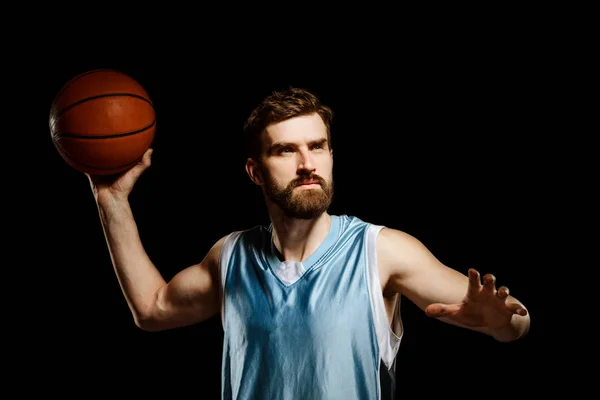 Man meningkatkan keterampilan menembak basket — Stok Foto