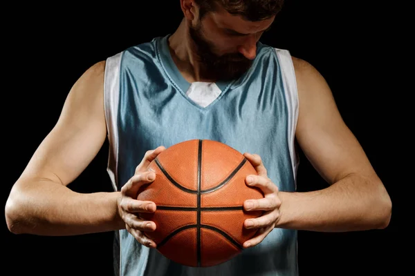 Bebaarde man houden een basketbal — Stockfoto