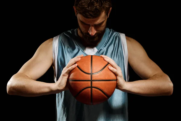 Pemain basket berkonsentrasi pada permainan — Stok Foto