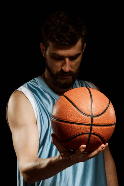 Seorang pria memegang bola basket — Stok Foto