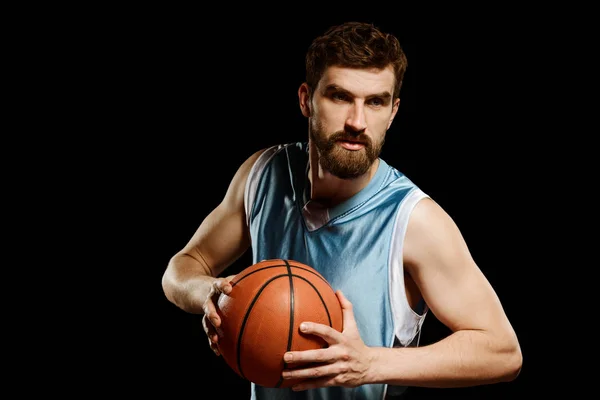 Man poseren met een basketbal — Stockfoto