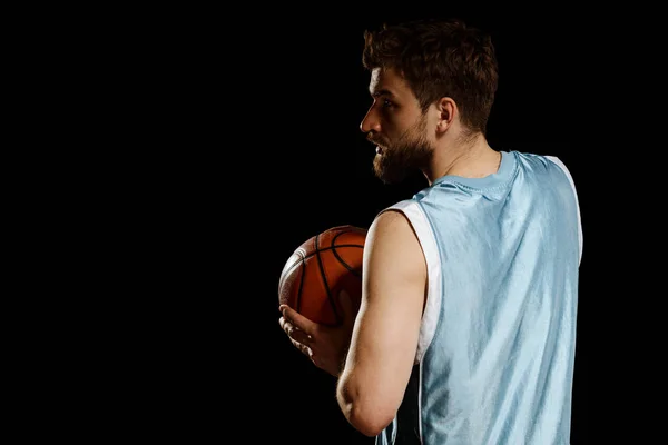Pria dalam pakaian olahraga dengan basket — Stok Foto