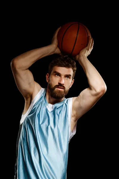 Pria terkonsentrasi memegang bola basket — Stok Foto