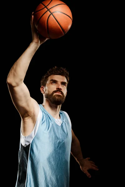 Jogador de basquete passando uma bola — Fotografia de Stock