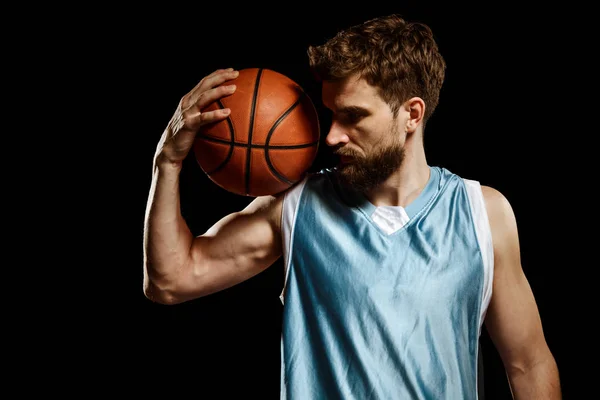 Knappe man poseren met basketbal — Stockfoto