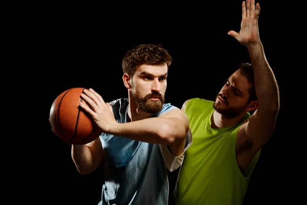 Jogo de dois jogadores de basquete — Fotografia de Stock