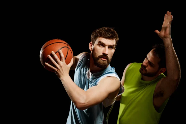 Jogadores de basquete em ação — Fotografia de Stock