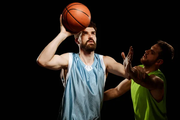 Atletismo homens jogando basquete — Fotografia de Stock