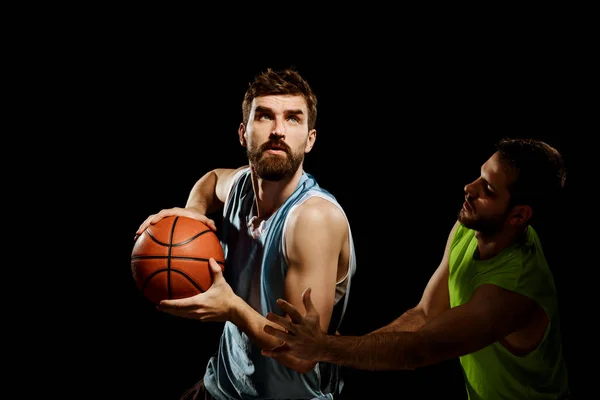 Jogadores de basquete isolados em preto — Fotografia de Stock