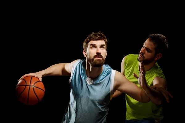 Dois amigos jogando basquete — Fotografia de Stock