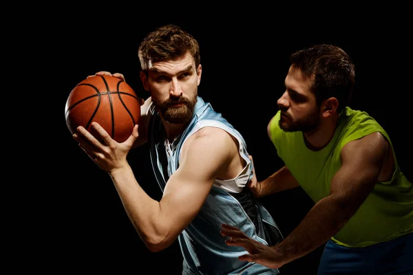 Dois desportistas a jogar basquetebol — Fotografia de Stock