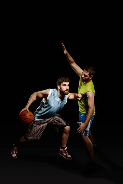 バスケット ボール選手の攻撃的な運動 — ストック写真
