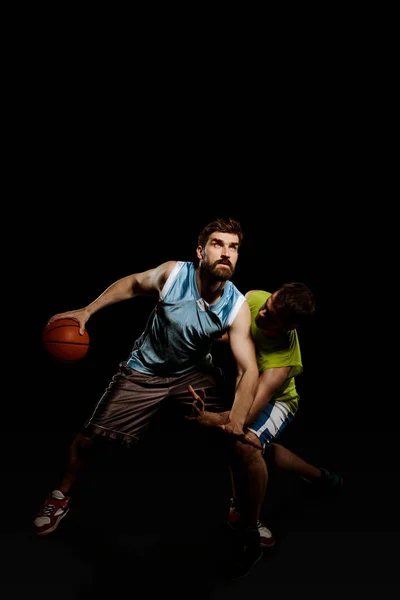 Jogadores de basquete isolados em preto — Fotografia de Stock