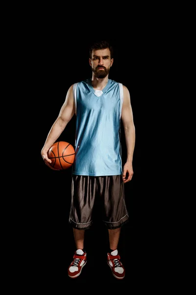 Баскетболист на черном фоне — стоковое фото