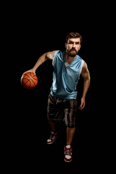 Menjalankan pemain basket pada hitam — Stok Foto