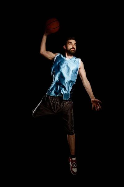 Jogador de basquete pulando para jogar — Fotografia de Stock