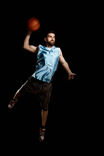 Jogador de basquete fazendo tiro salto — Fotografia de Stock