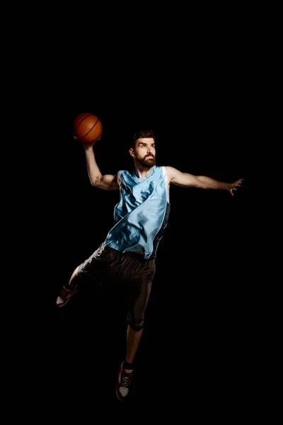 Saltando jogador de basquete em preto — Fotografia de Stock