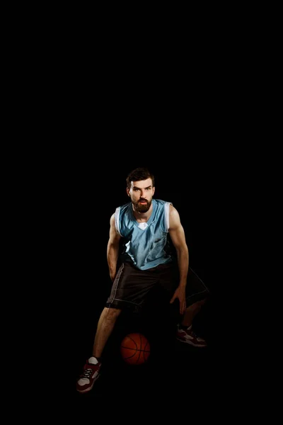Pemain basket menggiring bola. — Stok Foto