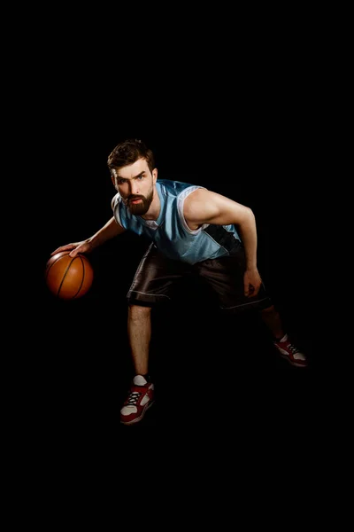 Jogador driblando uma bola de basquete — Fotografia de Stock