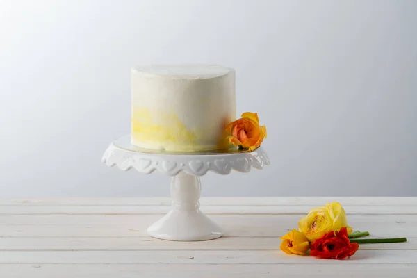 Taze çiçeklerle süslü pasta — Stok fotoğraf
