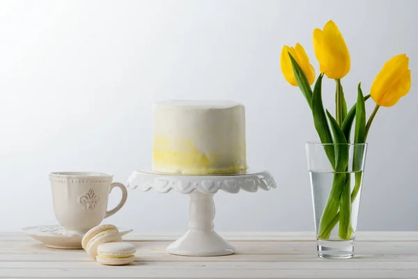 Pasta, çay bardağı ve laleler — Stok fotoğraf