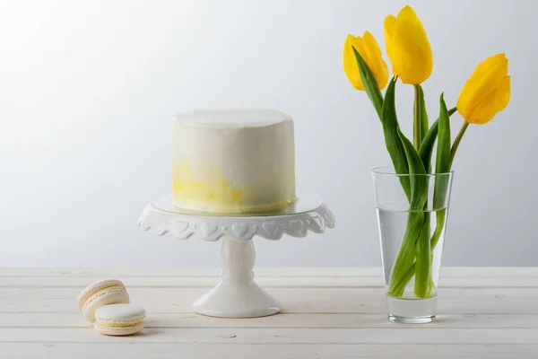 Minimalist pasta ve laleler — Stok fotoğraf