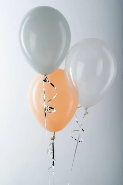 Balões e fita de prata metálica — Fotografia de Stock