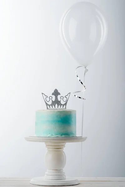 Bolo com coroa e balão — Fotografia de Stock