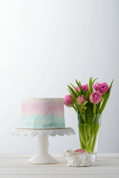 Pasta, bahar laleler ve tavşan — Stok fotoğraf