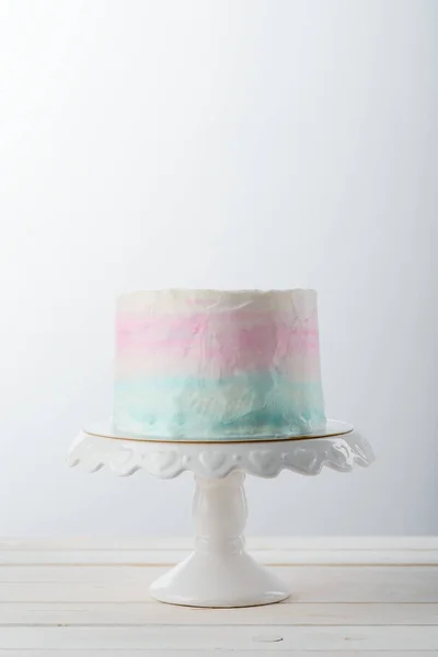 Torta de tres colores en stand — Foto de Stock