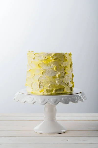 Pastel en soporte de pastel de cerámica — Foto de Stock