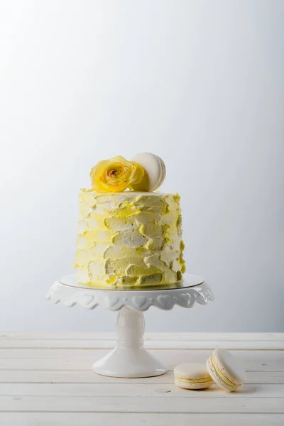 Macarrão, bolo e flor fresca — Fotografia de Stock