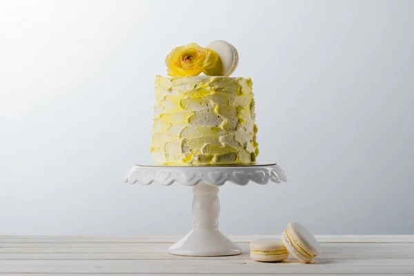 Sarı pasta ve taze çiçek — Stok fotoğraf