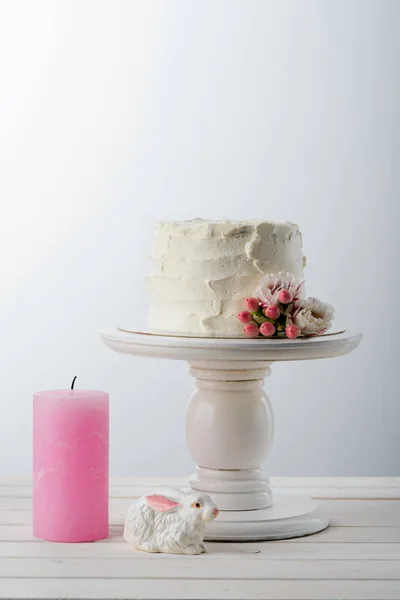 Torta, a gyertya és a nyuszi — Stock Fotó