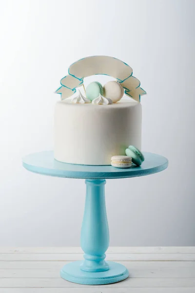 Mavi ahşap kek standı — Stok fotoğraf