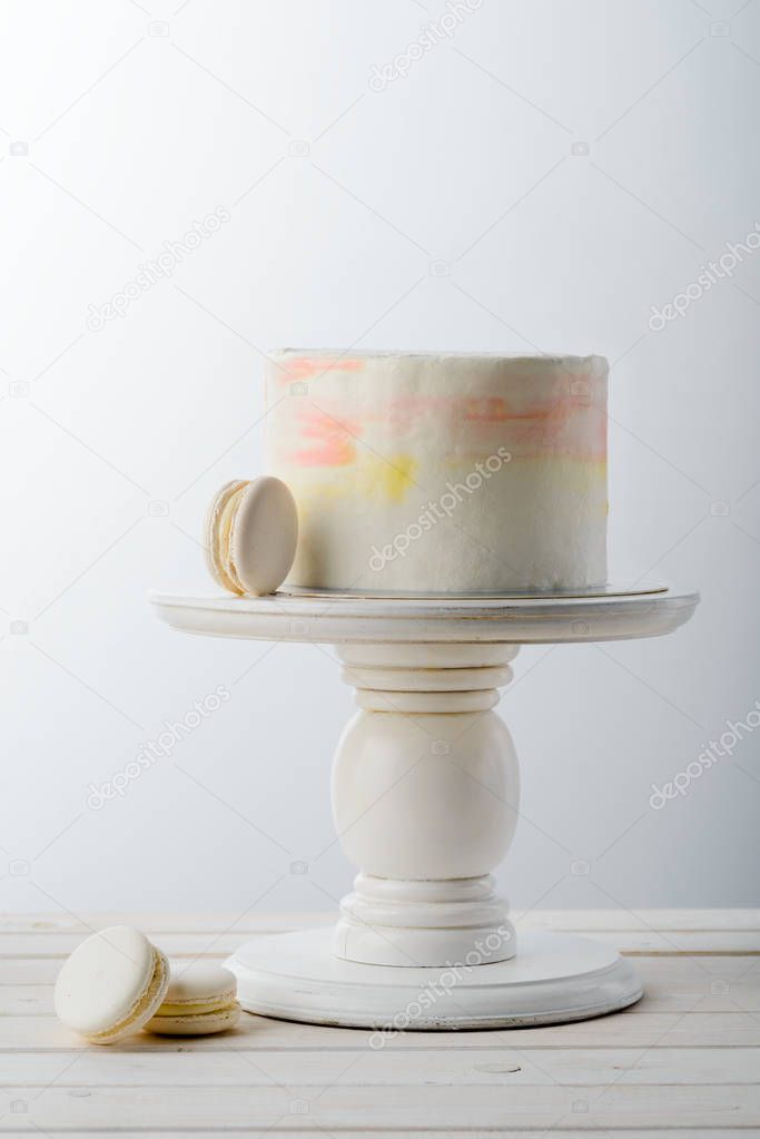 Macaroni and minimalist cake