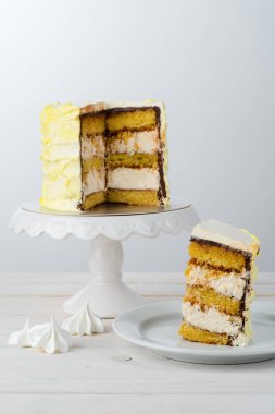 Çikolata ve çırpılmış kremalı pasta