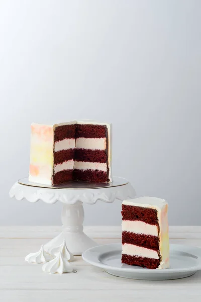 Pedaço de bolo de veludo vermelho — Fotografia de Stock