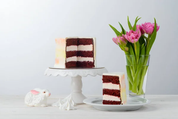 꽃과 레드 벨벳 케이크 — 스톡 사진