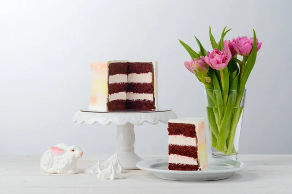 Çiçekler ve Red Velvet kek — Stok fotoğraf