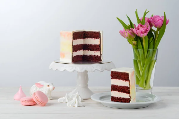 Meringues ve Red Velvet kek — Stok fotoğraf