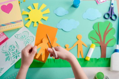 Çocuk bir kolaj yapma