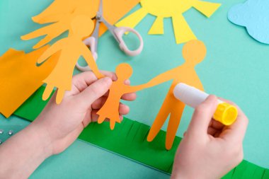 Çocuk bir kolaj oluşturur