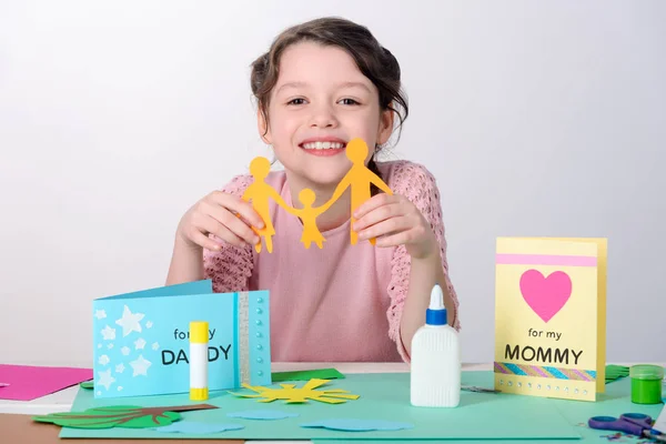 Meisje maken cadeau voor ouders — Stockfoto