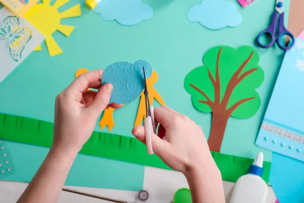 Child cuts a cloud shape — Stock Photo, Image