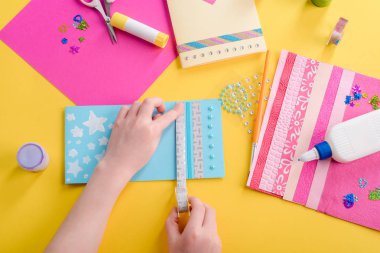 Kız bir tebrik kartı dekorasyon