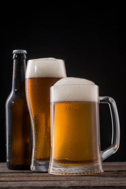 Şişe ve bardak bira
